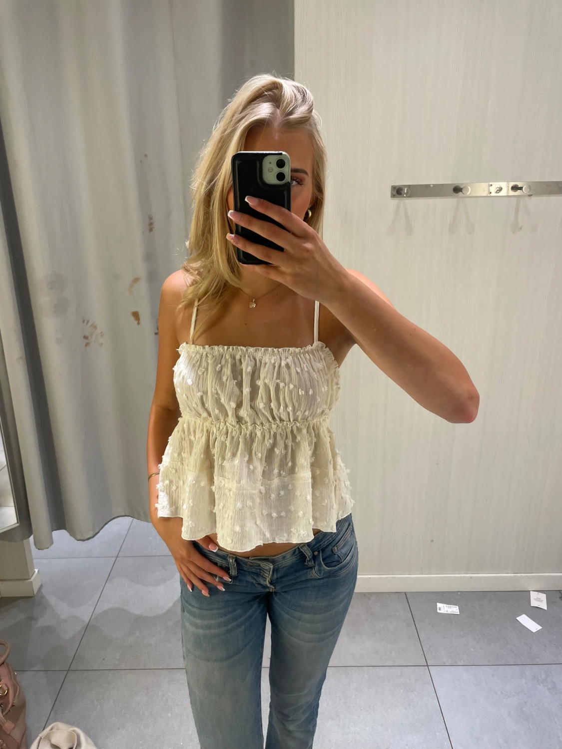 Vit volangig linnetopp med prickar - 1