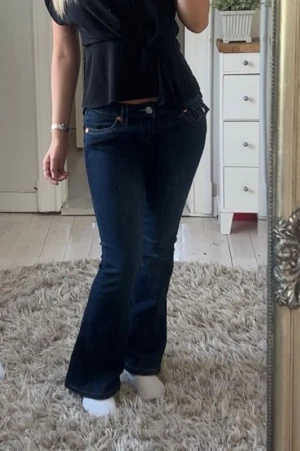 True Religion jeans - Säljer mina fina true religion jeans i storlek W26 i mörkblå! Brukar ha 36 i byx storlek. Absolut inget fel med dem, anledningen till att jag säljer är för att jag rensar garderoben 🤗 OBS De är uppsydda och passar mig i längden som är 165!