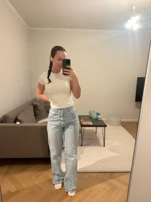 Högmidjade jeans från Zara - Har skador längst ned på benen annars välbevarade.