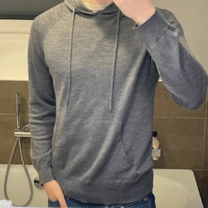 Merinoull hoodie - Nästan nyskick, skriv vid funderingar! 100% merinoull, jag är 178 cm.
