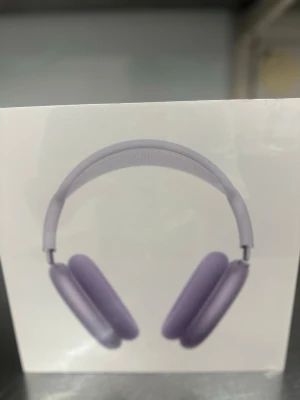 AirPods Max with Smart Case - Nya Apple AirPods Max med Smart Case och USB-C, i elegant lila färg. Oöppnad originalförpackning, perfekt skick. Upplev överlägsen ljudkvalitet, aktiv brusreducering och komfort i premiumdesign. Perfekt för musikälskare och Apple-användare.