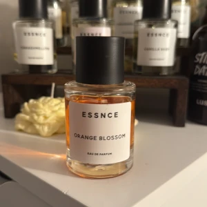 ESSNCE Orange Blossom EdP - ESSNCE Orange Blossom Eau de Parfum – en stilren parfym med modern vibe. Perfekt för dig som vill sticka ut med en fräsch och unik doft. Minimalistisk design som passar in i alla badrumshyllor.