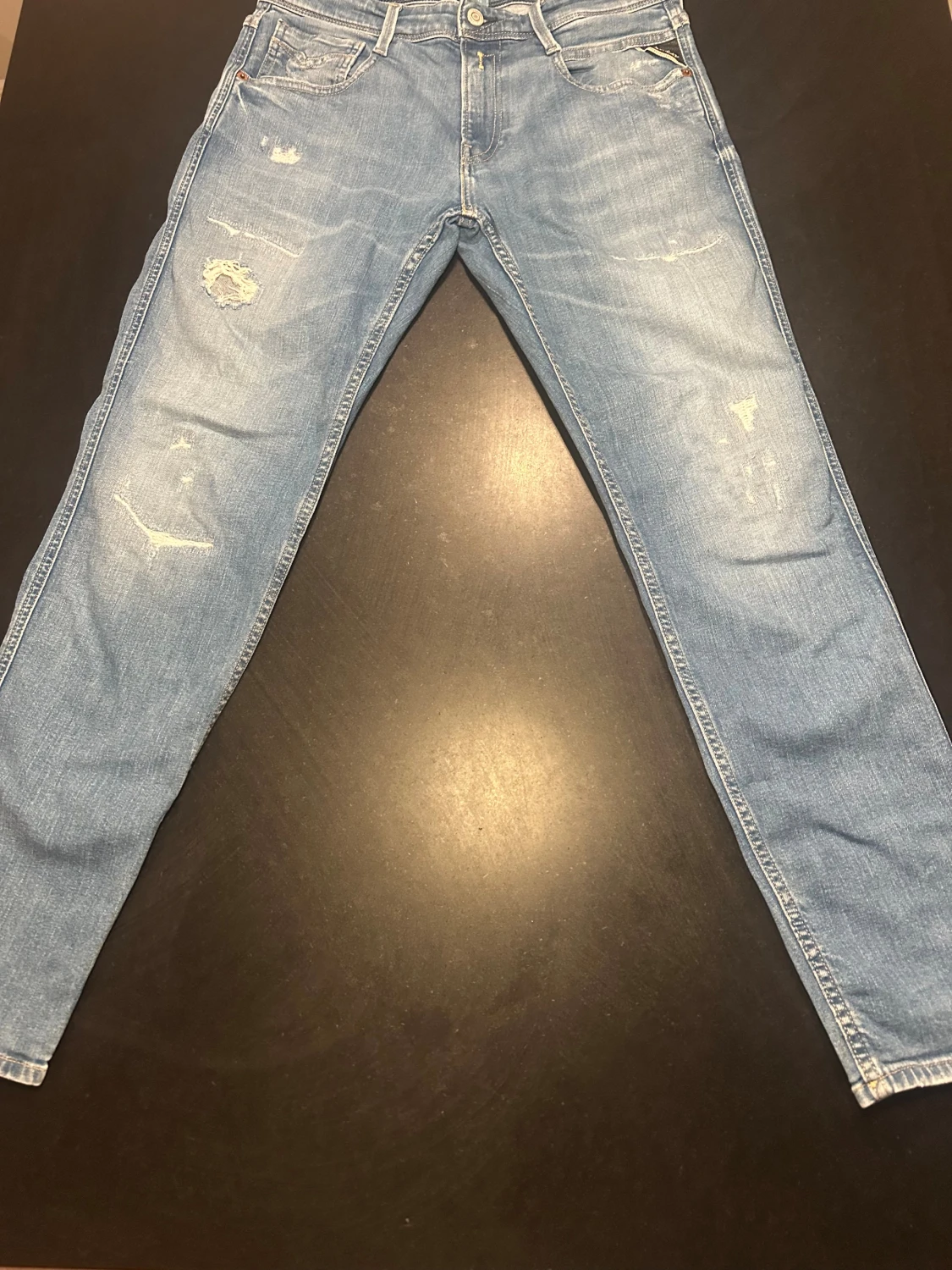 Ljusblå slim jeans med slitningar