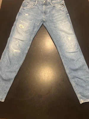 Ljusblå slim jeans med slitningar - Säljer ett par ljusblå skinny jeans med slitna detaljer. Ett litet hål där man har skärp men ingen fara. Köpte de för 2100