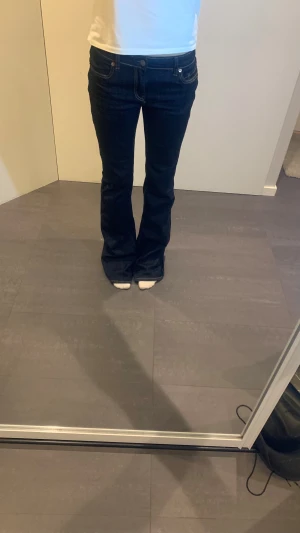Mörkblå bootcut jeans tall - Supersnygga jeans från stradivarius i tall. Endast använda en gång men dom är tyvärr för stora för mig✨ Jag är 175 för referens Innerbenslängden - 92cm Midjemått rakt över - 39 cm