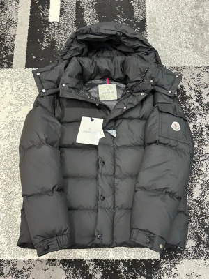Moncler vezere - Jättefin Moncler Vezere jacka, väldigt sällsyn, knappt någon som har den! NFC och QR kod fungerar utmärkt! Den är i storlek 2 vilket motsvarar Storlek M Skriv för eventuella frågor!