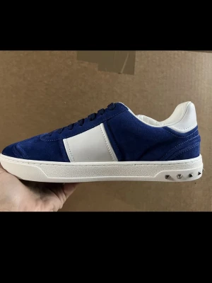 Valentino Flycrew  - (Skicka prisförslag) Säljer dessa nya Valentino flycrew skorna. Orginal låda tillkommer. Självklart är dem äkta 🙌 skriv vid intresse 🤗