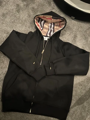 Burbbery  - Burbbery zip, svart Stoelek M/S 