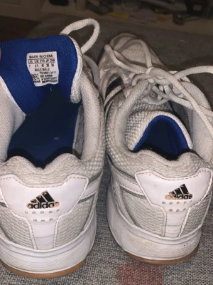 Bekväma skor - Jättesköna skor, tyvärr inte superfint skick men det är mest ytligt. De är hela och fungerar super! Jag skall givetvis tvätta av dom så de är renare! Storlek 40 står det men skulle mer säga 38,5/39! 