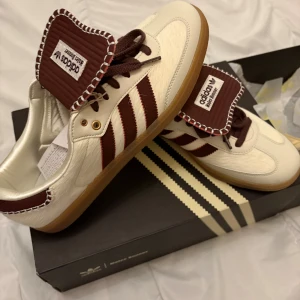 Adidas x Wales Bonner - Ett par feta adidas dojjor! As bra skick och strlk 42! Hör av er vid intresse!