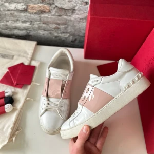 Valentino Open sneakers - Mycket bra skick, inga defekter! Nypris ca 5000kr. Storlek 38.  Box+dustbag medföljer. Självklart äkta - kolla bara recensionerna! Skriv för mer information🤝