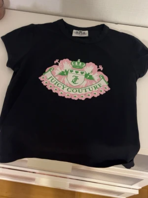 Juicy couture crop tee - Säljer nu min limited edition juicy couture t shirt. Använd 2 gånger. Ny pris 1200 säljer för 430 . Tröjan är i storlek S men är en magtröja.