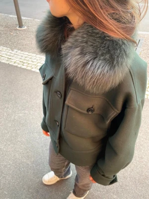 Grön meotine kappa - Säljer en grön meotine kappa!! Knappt använd och har inga defekter alls💕. Storleken är xs/s💕