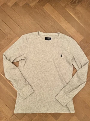 Ralph lauren tröja - Grå Ralph lauren tröja i M! Mycket bra skick, mjuk på kroppen, tveka inte att fråga frågor eller att köpa! 