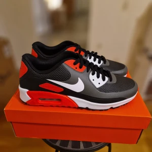 Oanvända Nike Air Max 90 Waterproof - Helt nya i original låda. Vattentät modell. Innermått 28.5 cm. Nypris 1900 kr. OBS!! Inte intresserad av byten eller skambud. Skickas spårbart och försäkrat mot porto. Kvitto finns 