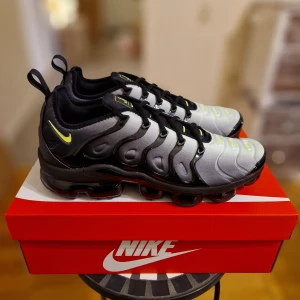 Nya Nike Vapormax Plus EU44.5  - Helt nya i original låda. Storlek 44.5. Kvitto finns. OBS: inga byten eller skambud, tack. Skickas spårbart och försäkrat mot porto 