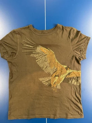 J. Lindeberg t-shirt  - Fet tisha från J. Lindeberg (denim) i färgen mörkgrön och storleken Medium (sitter som small). Skick 7/10, tröjan är sparsamt använd men är lite smutsig och skrynklig (smått tecken på användning kan förekomma). Kom dm för fler frågor osv!