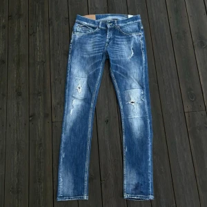 Dondup george 30 - Säljer dessa dondup jeans i riktigt snygg tvätt med slitningar. Dem är i ett mycket fint skick. Skriv vid fler frågor eller bilder