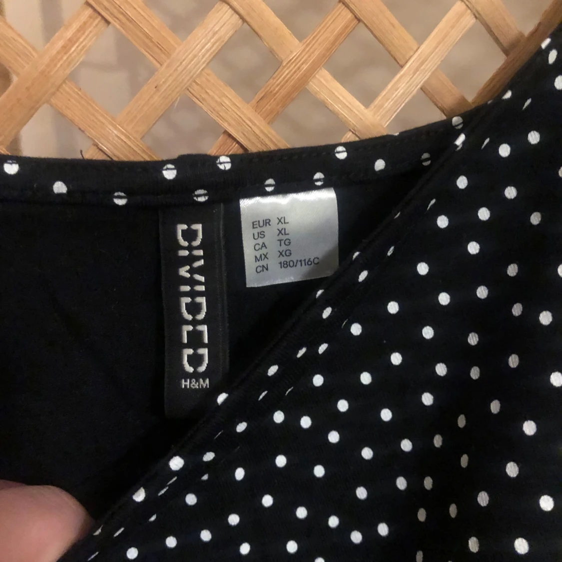 Svart prickig kortklänning Divided - 1