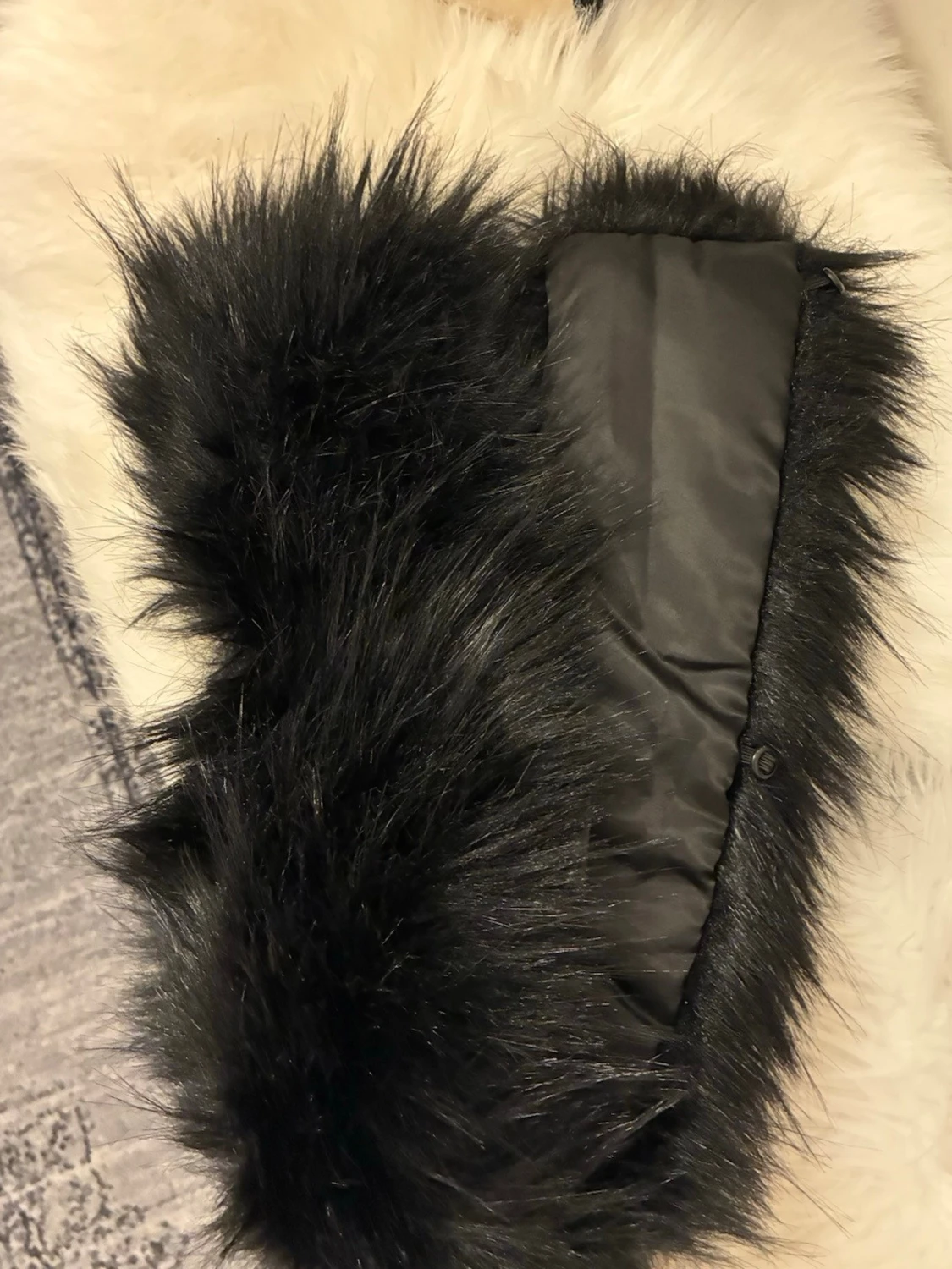 Svart pufferjacka med guldiga dragkedjor - 4