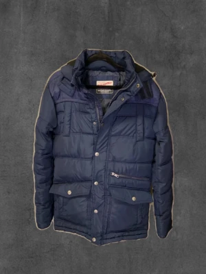 Vinterjacka  - Snygg o varm vinterjacka med fodrad luva! Riktigt skön och håller dig varm hela vintern! Modellen är 179cm. Hör av dig vid minsta fundering 🤩