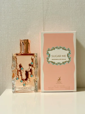 Maison Alhambra Sugar Me Marshmallow Dream 100ml - Maison Alhambra Sugar Me Marshmallow Dream, 100ml. Enbart testsprayad några få gånger. Givetvis förvarad mörkt och svalt. Kommer i originalförpackningen. 