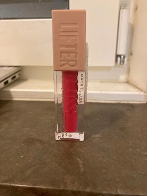 Maybelline lifter gloss - Säljer denna maybelline lip gloss i färgen 24 bubble gum ej öppnad säljer den för billigt pris😍😋