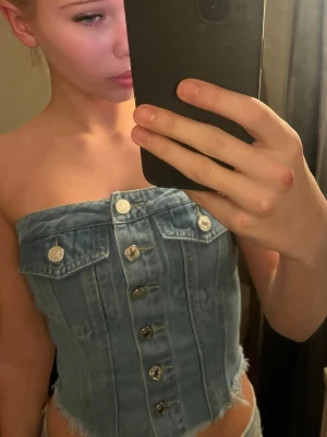 Snygg jeans topp (skriv om ni vill ha bättre bilder) - Jätte fin jeans topp i bra skick i storlek XS ungefär. Märket vet jag tyvärr inte. Säljer pga ingen användning.