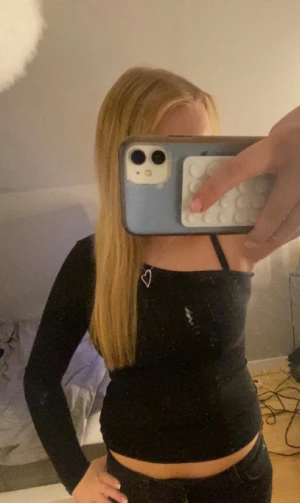 Svart one shoulder topp - Säljer en svart one shoulder topp med lång ärm på ena sidan. Snygg och tight passform som framhäver figuren. Perfekt för fest🎉 