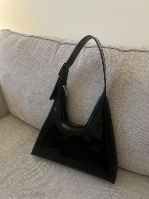 Svart väska från CW - Väska köpt på Åhléns från märket Carin Wester. Använd men i fint skick, liten defekt som syns på sista bilden.