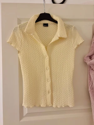 Gul topp - Somrig topp från Gina Tricot 🌸 toppen är helt ny och aldrig använd!