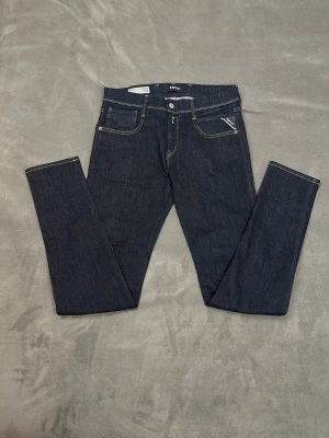 Mörkblå replay anbass hyperflex  - Modell: replay anbass hyperflex  Storlek: W30 L32 Mått 📏 👇 Midje mått: 40 cm Längd: 108 cm Hör av dig vid frågor, funderingar, bilder eller pris förslag!   Mvh Jonatan 😁