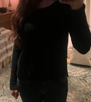 Svart stickad tröja med lång ärm - .