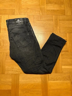Replay svarta jeans, storlek 33/32 - Tja säljer ett par svarta replay med storleken 33W 32L. De har en slim fit med stretchit material för en stilren look. Vid minsta fråga är det bara att höra av sig.