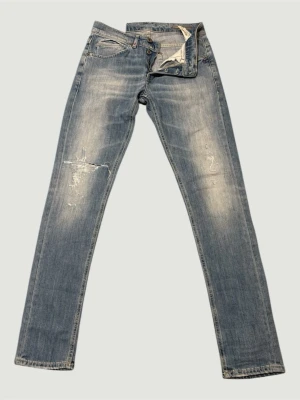 Dondup jeans i storlek 31 - Lite schysstare jeans från Dondup säljer jag nu. Dem är i en snygg ljusblå färg. Va inte rädd för att ställa frågor!