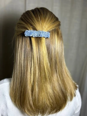 hårklämma - Hårklämma av återanvändt jeans,, Uf företag 