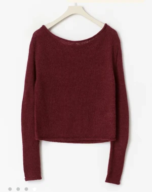 Vinröd stickad tröja - Mysig vinröd stickad tröja från Gina med rund halsringning och långa ärmar. Säljer då jag inte passar i rund halsringning💗