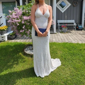 Dressroom Linné klänning - Säljer nu min älskade balklänning!! Använd 2 gånger på 2 olika baler. Lite paljetter som lossnat på ena sidan men inget som syns om man inte kollar väldigt nära, samt att det lossnat paljetter på släpet. Men det är bara att lämna in till sömmerska så hjälper de till. Nypris är 5000! 😍