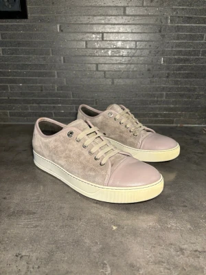 Beige/grå sneakers från lanvin - Säljer ett par stilrena Lanvins i beige/grå färg. Storlek uk 6 sitter som eu 41-42, mycket bra skick. Inget og 