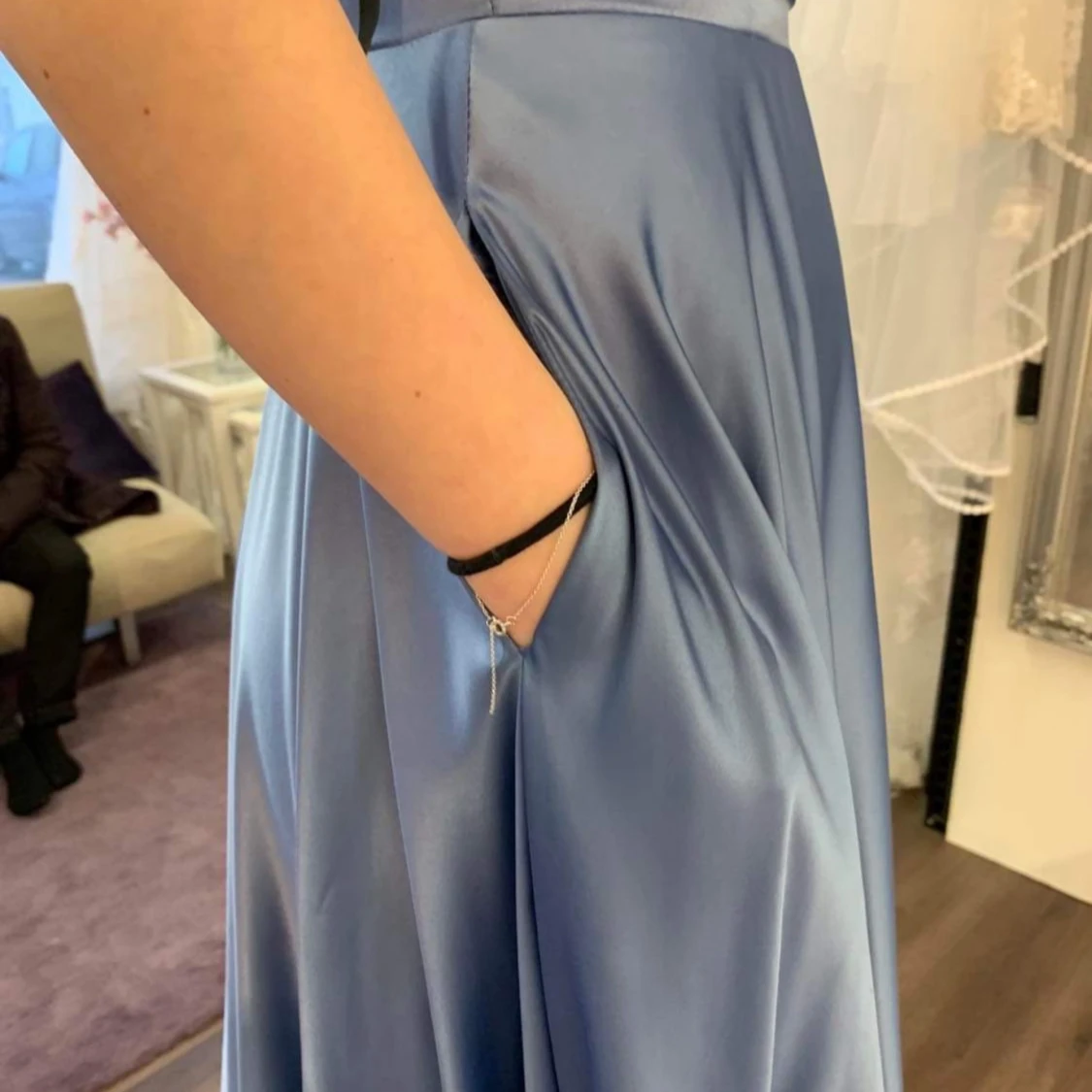 Blå långklänning i satin med snörning - 2