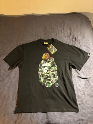 Svart BAPE t-shirt med camo print - Black bape t!