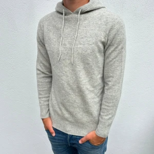 Kashmir/Merino hoodie - Ljusgrå Kashmir/Merino hoodie | Storlek XS | Modellen som är 173 lång | Endast använd 1 gång, skick 10/10 | Hör av dig vid frågor🌟
