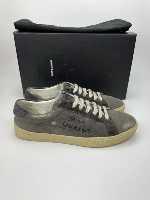 Saint Laurent skor  - December REA! Hej, säljer nu dessa svin snygga ysl skor. Skorna är i grymt skick! Begränsat antal boxar och dustbag. Hör av dig vid frågor. 41 passar 42