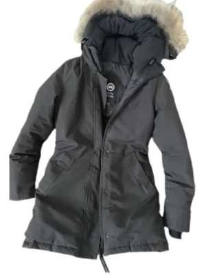 Svart parkas från Canada Goose - Säljer min  Canada Goose Victoria Parka passar xs & s ,  då jag köpt ny vinterjacka. En riktigt varm och tidlös modell som klarar svenska vintrar utan problem. Jackan är använd och har synliga spår av bruk, men är fortfarande fullt funktionell och snygg. Päls finns kvar. Perfekt för dig som vill ha äkta Canada Goose till ett betydligt bättre pris än nypris. Pris kan diskuteras vid snabb affär :) kan mötas upp i Stockholm , bilder skickas vid förfrågan 