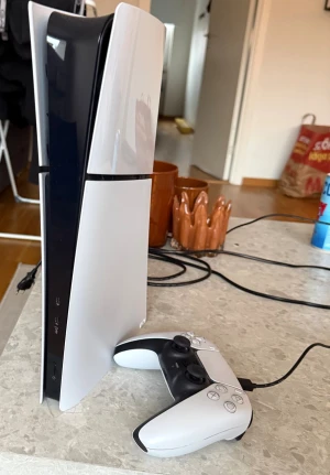 2 månader gammalt ps5 - Säljer mitt 2 månader gamla ps5, de har använts ca 10 gånger och är ett ps5 digital edition. Säljer då jag knappt hinner använda de. Har tyvärr inte kartongen kvar då jag inte planerade på att sälja men har kvitto samt att du får med en konsol.