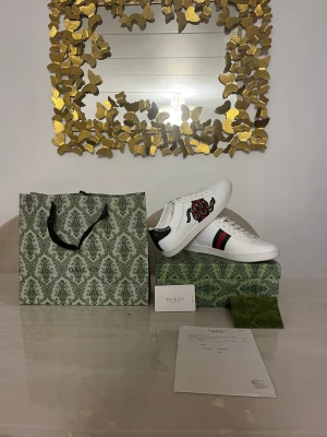 Vita skor - Säljer mycket fina skor I storlek 42. Pris 750kr och skicket är helt ny. Allt på bilden medföljer!