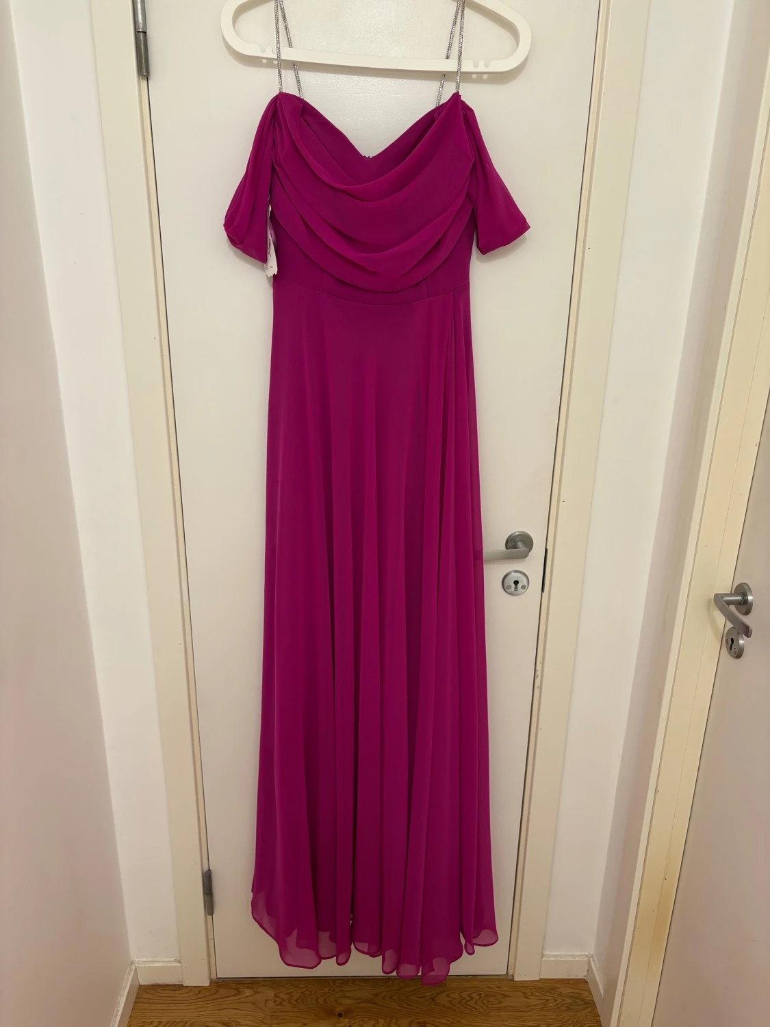 Lång ceriserosa klänning med drapering + en matchande scarf