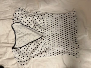 Vit prickig topp - Vit prickig topp