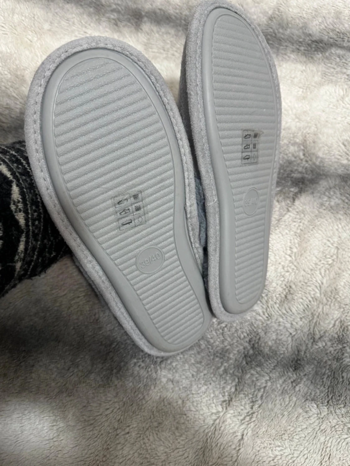 Grå fluffiga tofflor i storlek 39/40 - 3