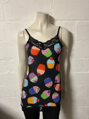 Svart linnetopp med cupcake-mönster S/M fr Insanity - Helt nytt linne fr Insanity. Storlek S/M,